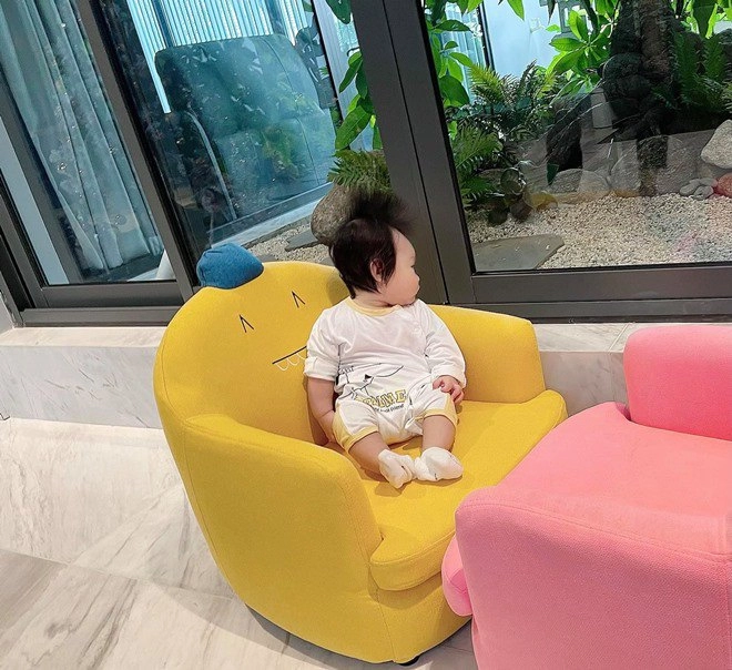Con gái cường đô la có mái tóc tự nhiên hệt các em bé từng làm thế giới mê mẩn - 1