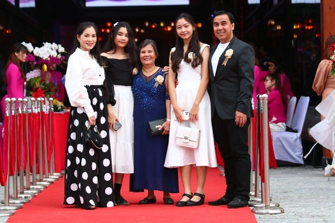 Con gai quyên linh đươc khen xinh trên mxh anh măt môc ngoai đơi như hoa hậu - 1