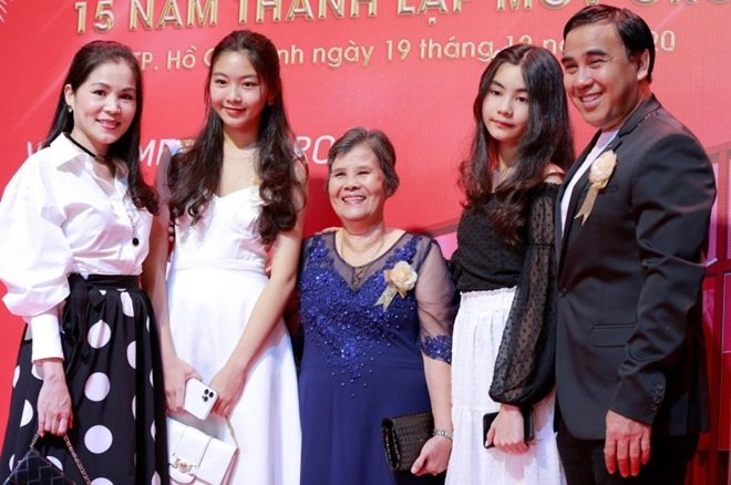 Con gai quyên linh đươc khen xinh trên mxh anh măt môc ngoai đơi như hoa hậu - 2