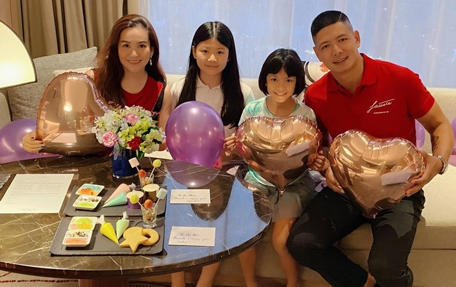 Con gái trương ngọc ánh đứng cạnh một bé gái giống như chị em ruột danh tính cũng không vừa - 4