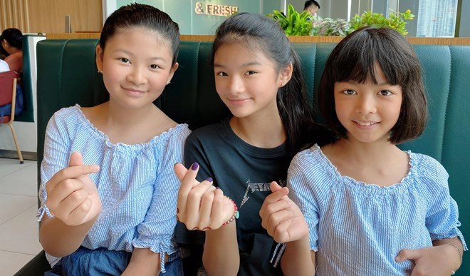 Con gái trương ngọc ánh đứng cạnh một bé gái giống như chị em ruột danh tính cũng không vừa - 6