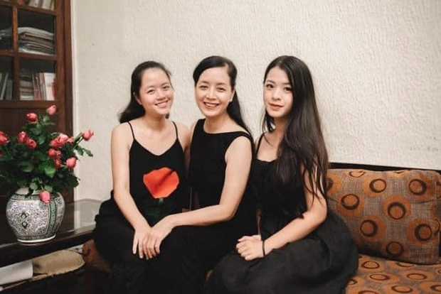 Con gái út chiều xuân ngày thường siêu gợi cảm diện đồ đôi với mẹ hoá nền nã dịu dàng - 2