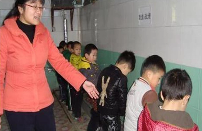 Con thường xuyên không đi vệ sinh ở trường mẫu giáo và bí mật phía sau khiến mẹ giật mình - 3