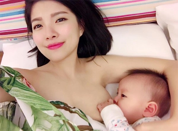 Cứ cho con bú là bố chồng đến đứng bên cạnh nàng dâu 9x bất lực vì chồng không tin - 1