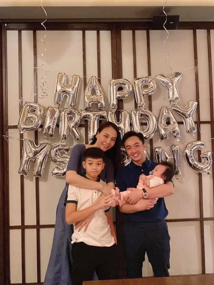 Cường đô la mừng sinh nhật vợ trẻ quà subeo tặng mẹ kế giống hệt tặng mẹ hà hồ - 3