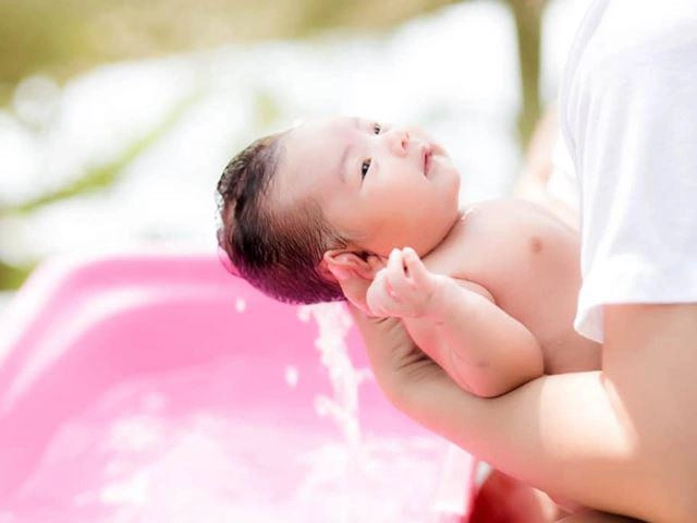 Cứt trâu ở lông mày trẻ sơ sinh phải làm sao - 2