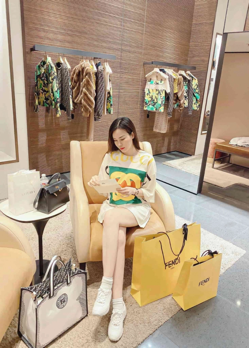 Cựu người mẫu việt lấy con tỷ phú sống ở mỹ giờ ra đườngmỗi ngày xách 1 chiếc túi hiệu - 11