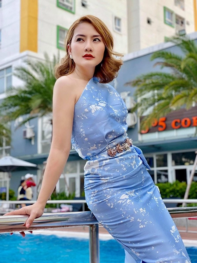 Dáng nuột sao lên đồ thấy sai sai ngọc lan phát tướng vì chọn 2 kiểu đầm siêu lộ bụng - 1
