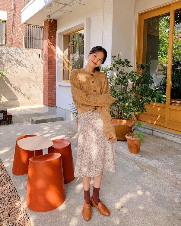 Diện chân váy đi làm mùa lạnh nàng cứ phối đồ như thế này là đủ đẹp ngất ngây - 7
