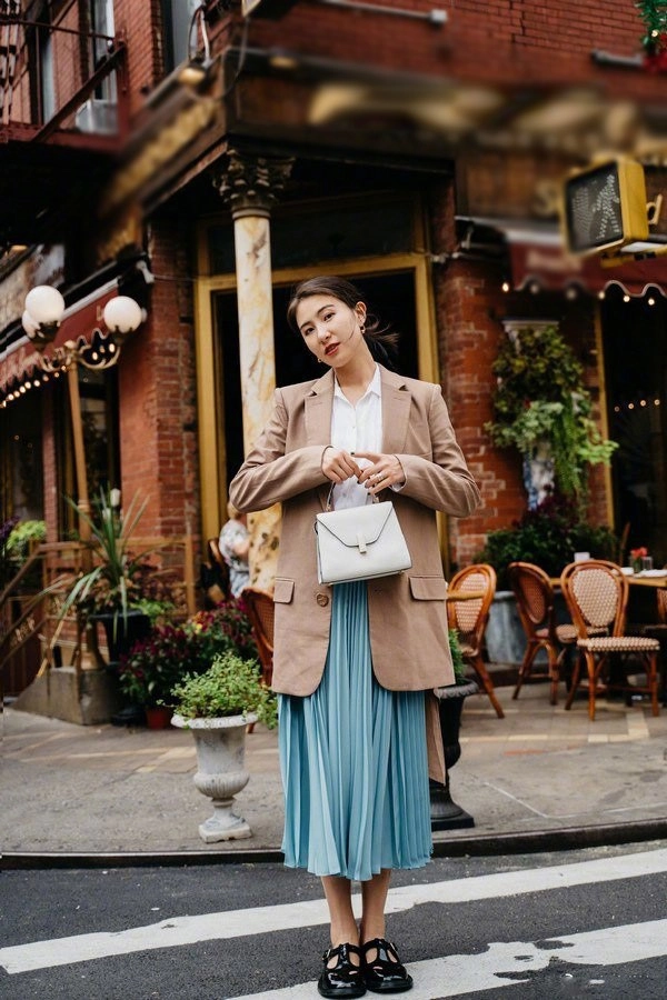 Diện chân váy đi làm mùa lạnh nàng cứ phối đồ như thế này là đủ đẹp ngất ngây - 9