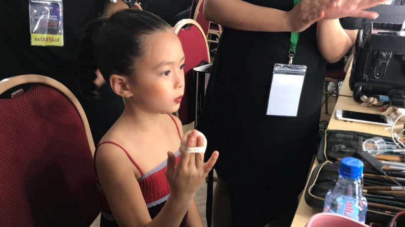 Diễn show cùng mẹ con gái đoan trang tự make up biểu cảm cực yêu - 2