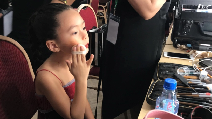 Diễn show cùng mẹ con gái đoan trang tự make up biểu cảm cực yêu - 3