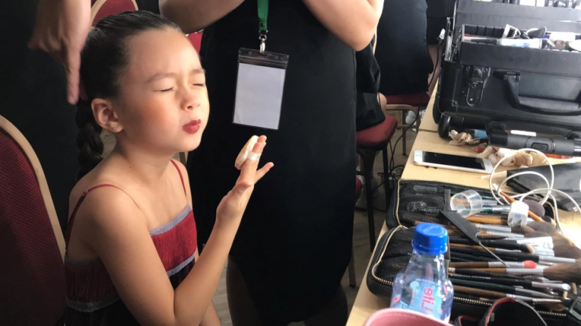 Diễn show cùng mẹ con gái đoan trang tự make up biểu cảm cực yêu - 4