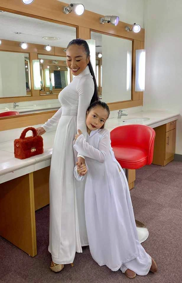 Diễn show cùng mẹ con gái đoan trang tự make up biểu cảm cực yêu - 8