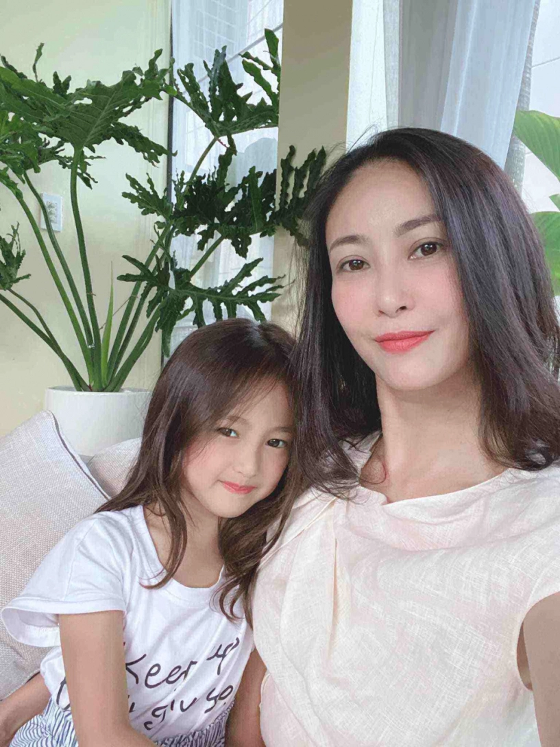 Đọ dáng hoa hậu đăng quang năm 16 tuổi cháu gái cựu thứ trưởng được dự đoán soán ngôi - 1