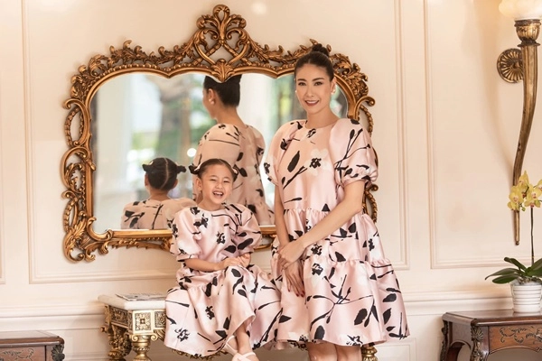 Đọ dáng hoa hậu đăng quang năm 16 tuổi cháu gái cựu thứ trưởng được dự đoán soán ngôi - 11