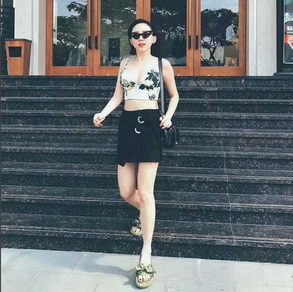 Đôi dép trắng đen tuổi thơ rẻ bèo nay được tóc tiên và hội chị em lăng xê vẫn đẹp - 13