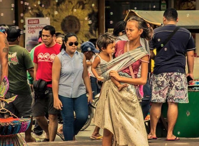 Đổi đời nhờ bị chụp lén cô bé ăn xin lớn phổng phao tuổi 17 yêu luôn thần tượng - 1