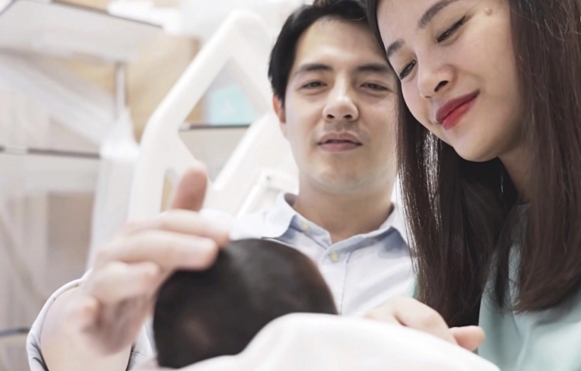 Đông nhi đưa con gái đi khám dân tình đỏ mặt vì hành động nơi đông người của bé winnie - 1
