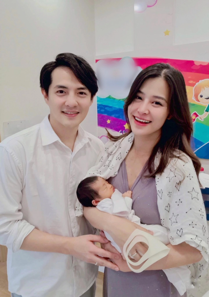 Đông nhi đưa con gái đi khám dân tình đỏ mặt vì hành động nơi đông người của bé winnie - 4