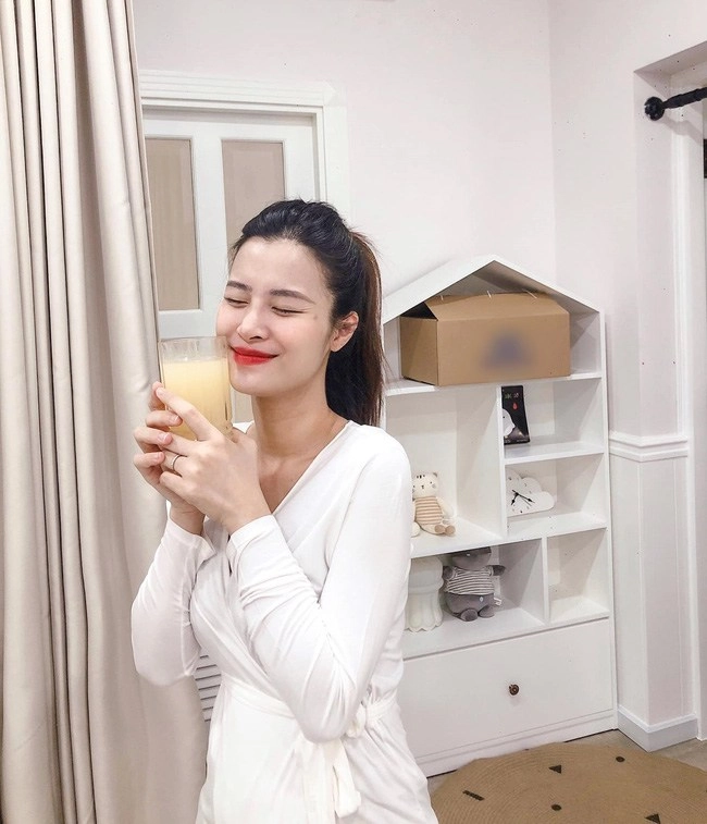 Đông nhi đưa con gái đi khám dân tình đỏ mặt vì hành động nơi đông người của bé winnie - 6