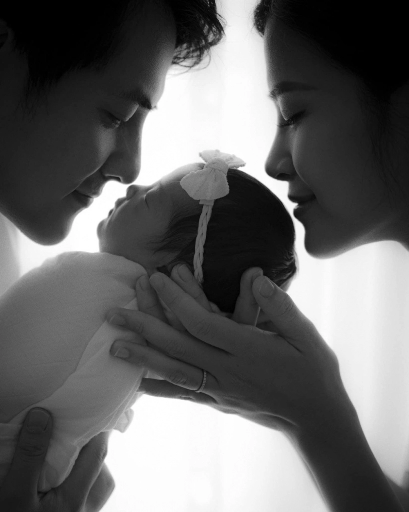 Đông nhi đưa con gái đi khám dân tình đỏ mặt vì hành động nơi đông người của bé winnie - 7