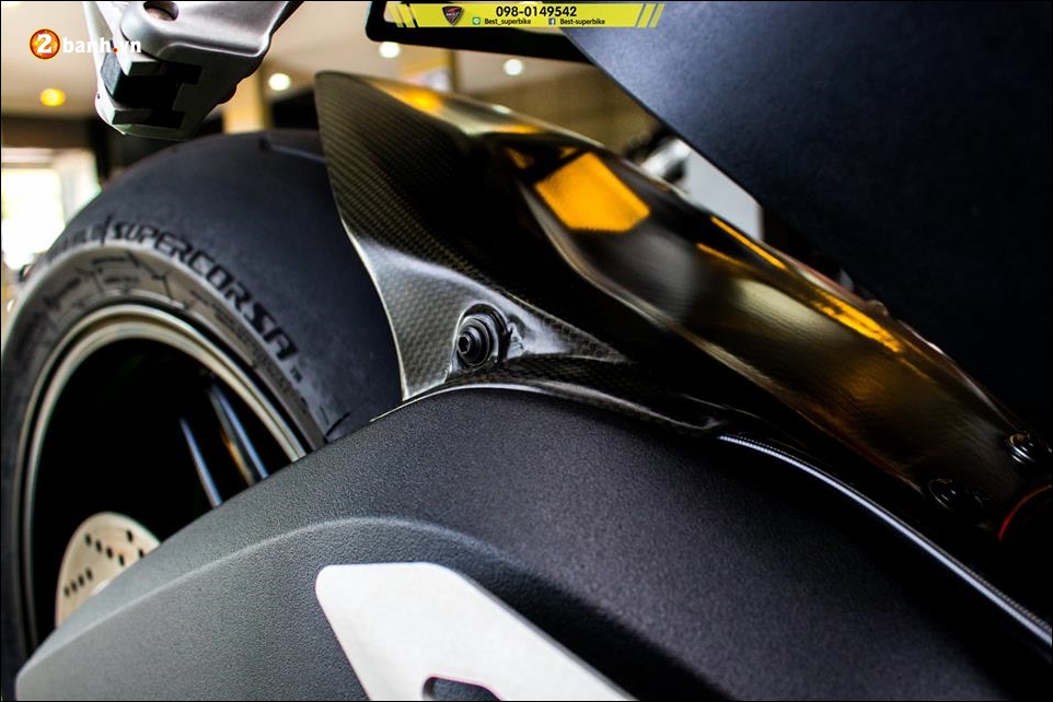 Ducati 899 panigale độ-ferrari 2 bánh bước vào cuộc chơi superbike - 10