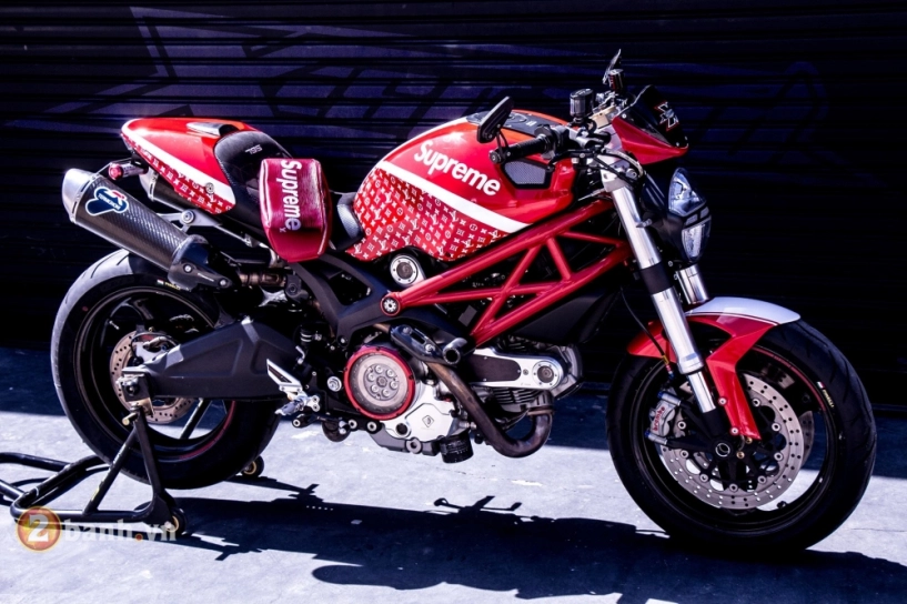 Ducati monster 795 với vẻ ngoài đầy xa xỉ và thời trang mang phong cách supreme - 2
