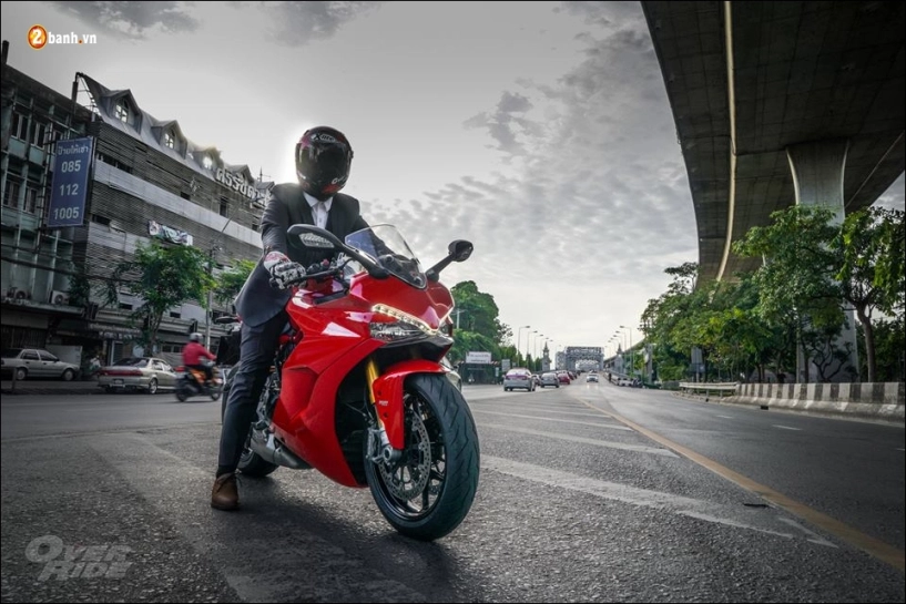 Ducati sportbike đẹp mê hồn trong bộ ảnh buổi chiều hoàng hôn - 1