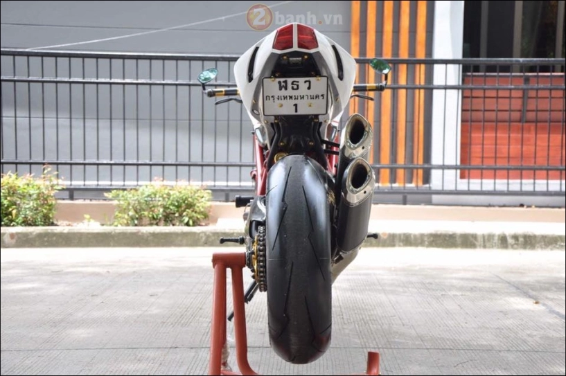 Ducati streetfighter chiến binh đường phố độ nhẹ cùng loạt option hàng hiệu - 15