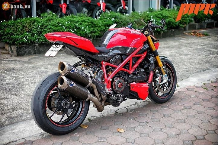 Ducati streetfighter phiêu cùng gã du côn đường phố italia - 9