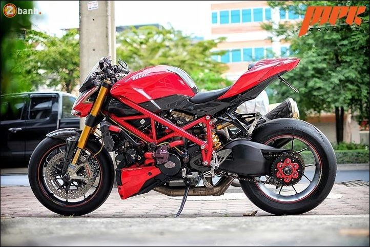 Ducati streetfighter phiêu cùng gã du côn đường phố italia - 11