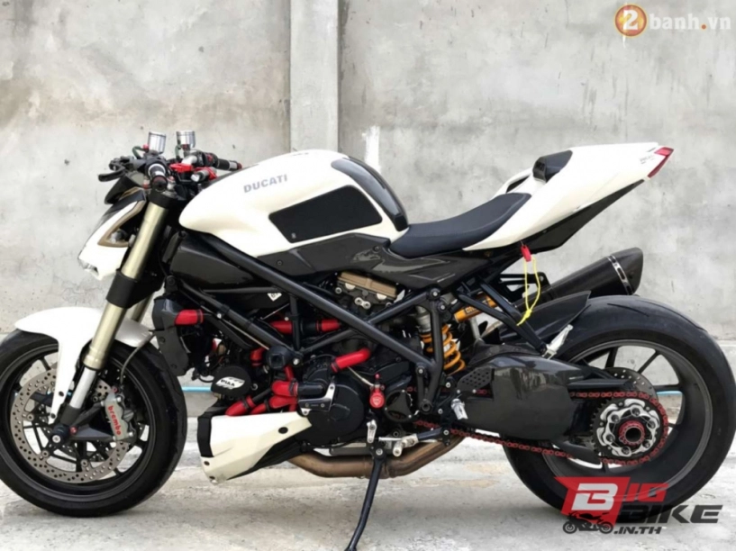 Ducati streetfighter siêu chất cùng loạt đồ chơi hàng hiệu - 2