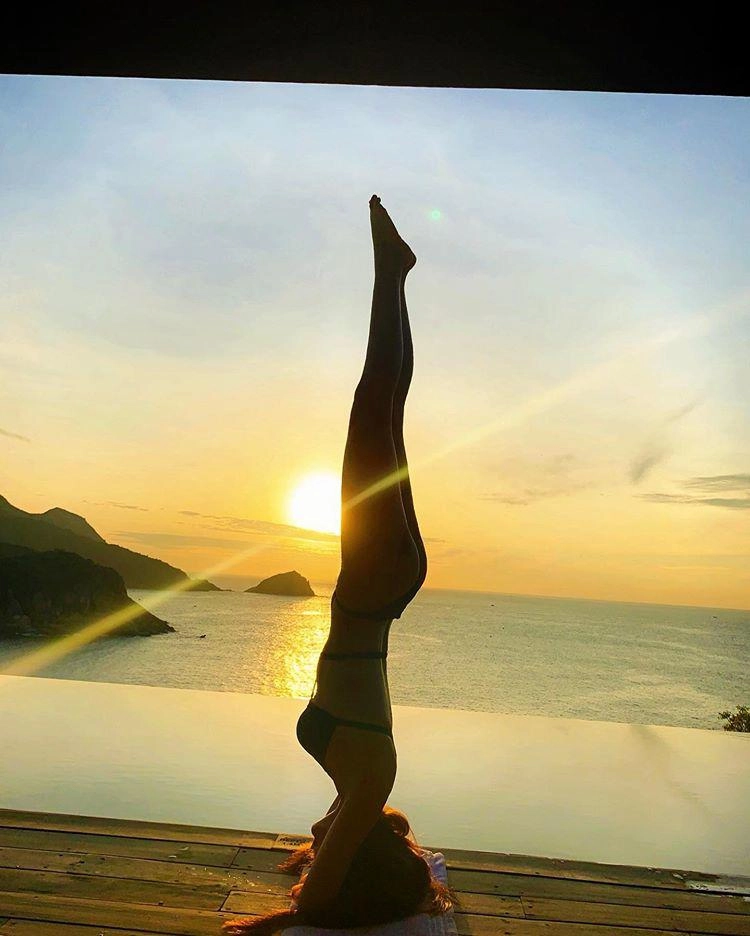 Đụng bikini khoét hông cao chót vót với ngọc trinh gái xinh dậy sóng với hình xăm ở vòng ba - 9