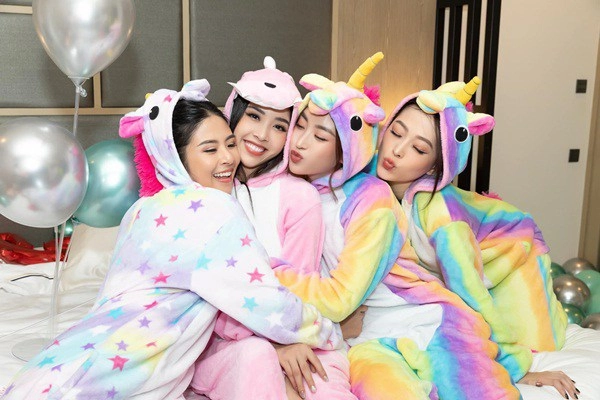 đứng hình trước hội hoa-á hậu đẹp nhất showbiz tối mặc đồ thú sáng cởi nhẹ diện bikini bốc lửa - 2
