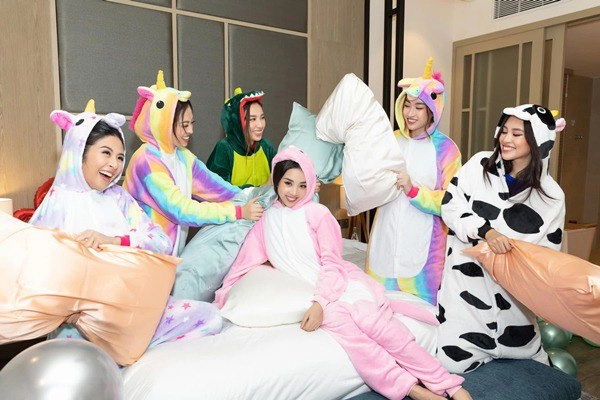 đứng hình trước hội hoa-á hậu đẹp nhất showbiz tối mặc đồ thú sáng cởi nhẹ diện bikini bốc lửa - 7