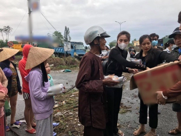 Đúng sai chuyện chê trách thuỷ tiên diện quần bó đi từ thiện - 5