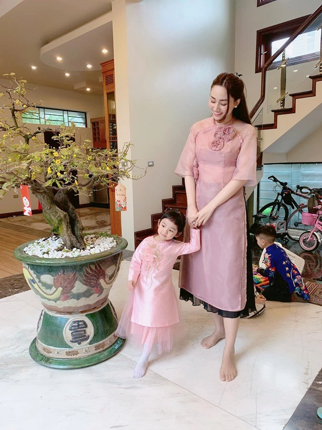 Gái xinh nghe lời mẹ lấy chồng giàu hải dương đẻ con xong thay đổi sở thích theo chồng - 9