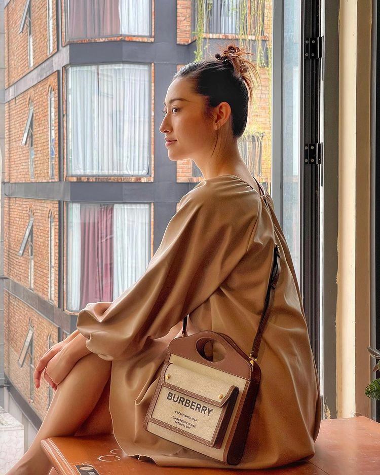 Hậu đăng quang 1 năm chỉ có vài chiếc túi hiệu lương thuỳ linh vẫn diện đẹp miễn chê - 9