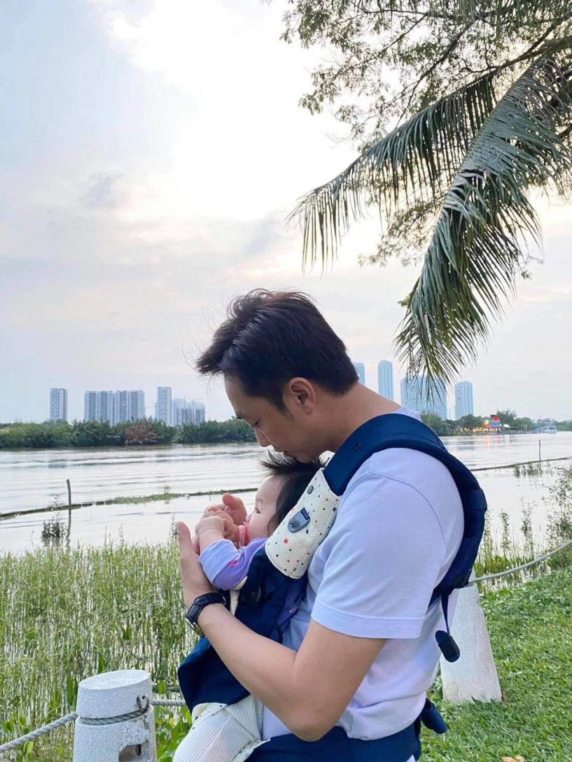 Hết kim lý hà hồ ngồi vỉa hè bế con đến cường đô la cũng đi dép lê địu con - 2