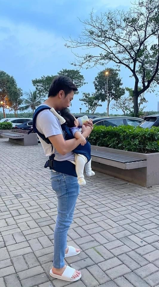 Hết kim lý hà hồ ngồi vỉa hè bế con đến cường đô la cũng đi dép lê địu con - 3
