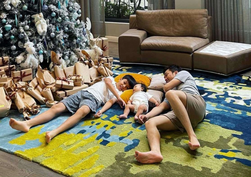 Hết kim lý hà hồ ngồi vỉa hè bế con đến cường đô la cũng đi dép lê địu con - 7