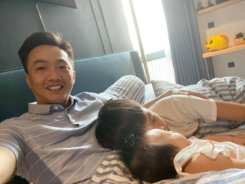 Hết kim lý hà hồ ngồi vỉa hè bế con đến cường đô la cũng đi dép lê địu con - 8