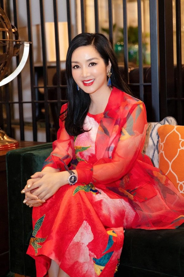 Hoa hậu giữ vương miện lâu nhất việt nam mê diện trang phục màu choé - 4