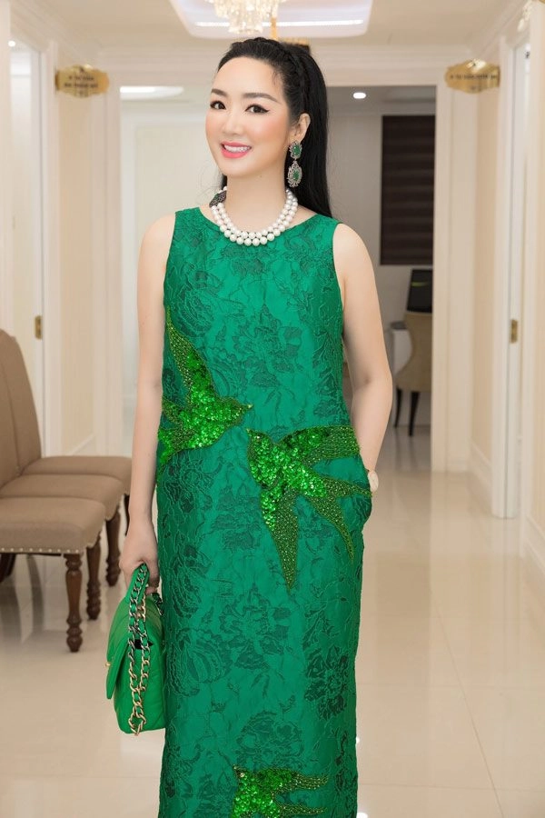 Hoa hậu giữ vương miện lâu nhất việt nam mê diện trang phục màu choé - 5