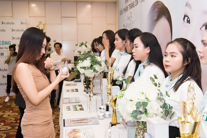 Hoa hậu olivia hoanh bước chuyển mình đột phá tạo nên thương hiệu dược mỹ phẩm drshyla -transinone q7 - 4