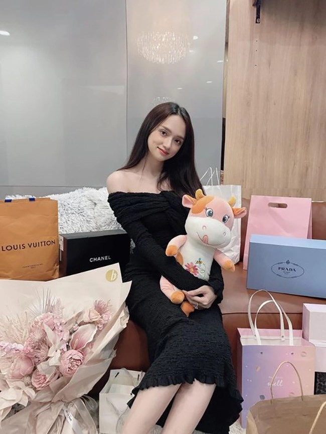 Hương giang chốt sổ 2020 với hàng hiệu bày la liệt kho giày túi chật cứng vì quà sinh nhật - 2