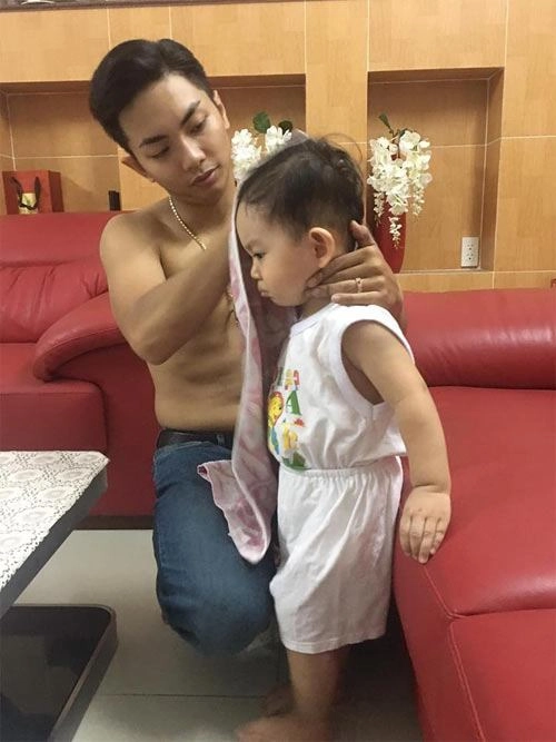 Khi bố v-biz cởi trần chăm con kim lý làm mẹ bỉm mê tít chồng lan khuê không kém - 1