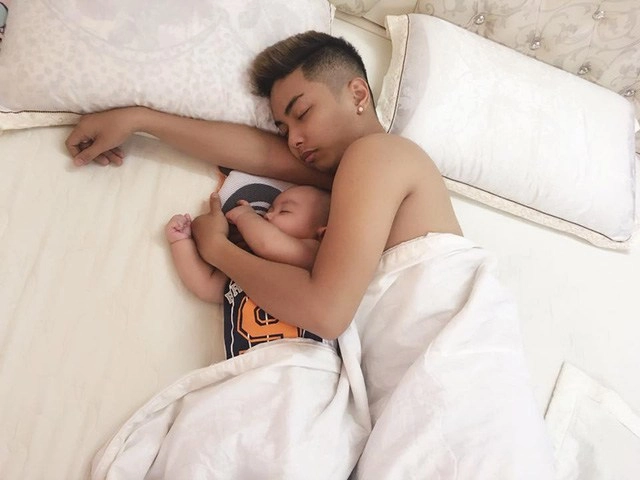 Khi bố v-biz cởi trần chăm con kim lý làm mẹ bỉm mê tít chồng lan khuê không kém - 2