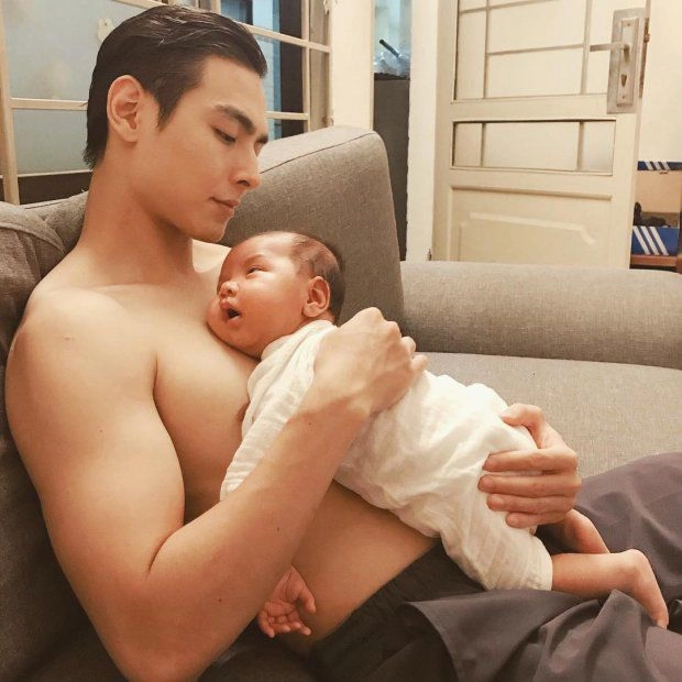 Khi bố v-biz cởi trần chăm con kim lý làm mẹ bỉm mê tít chồng lan khuê không kém - 9